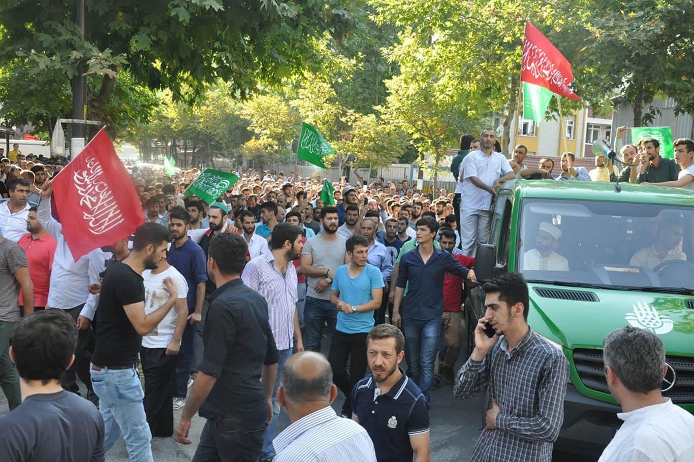 Darbecilerin katlettiği HÜDA PAR’lı Karaaslan defnedildi Darbecilerin katlettiği HÜDA PAR’lı Karaaslan defnedildi